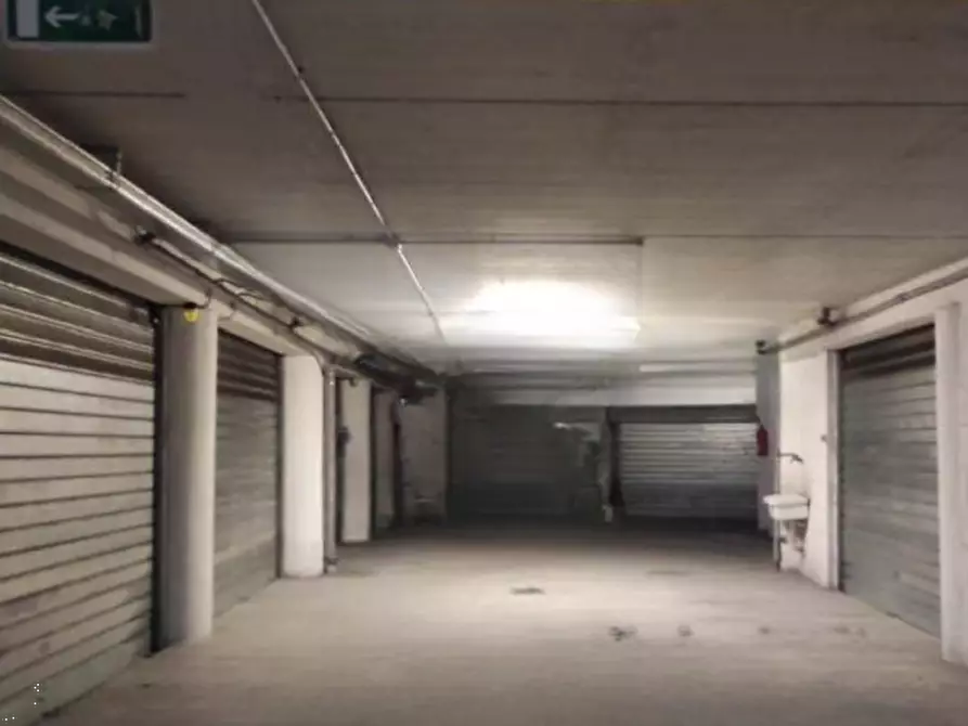 Immagine 1 di Garage in vendita  in Via della Marrana a Roma