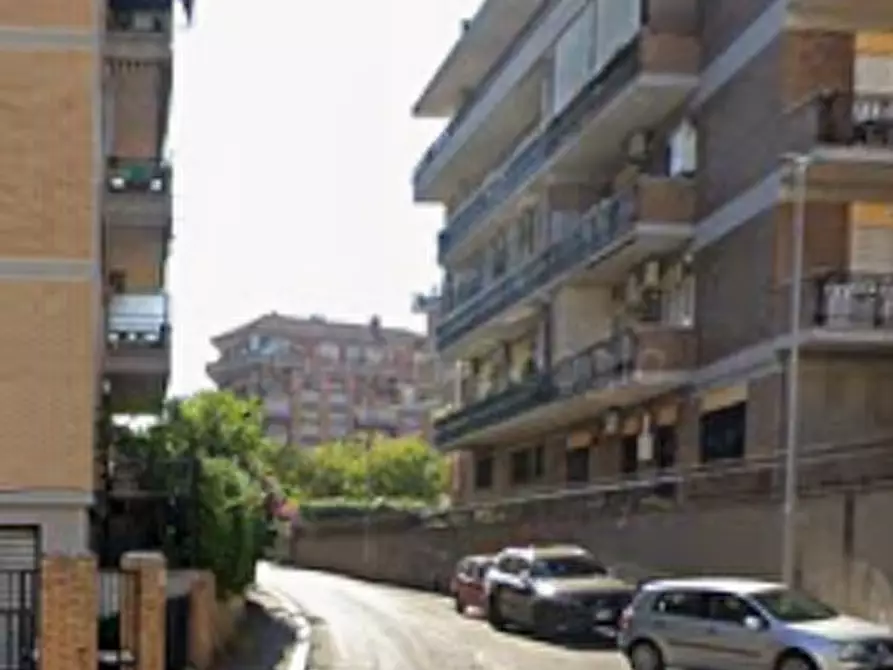 Immagine 3 di Garage in vendita  in Via della Marrana a Roma
