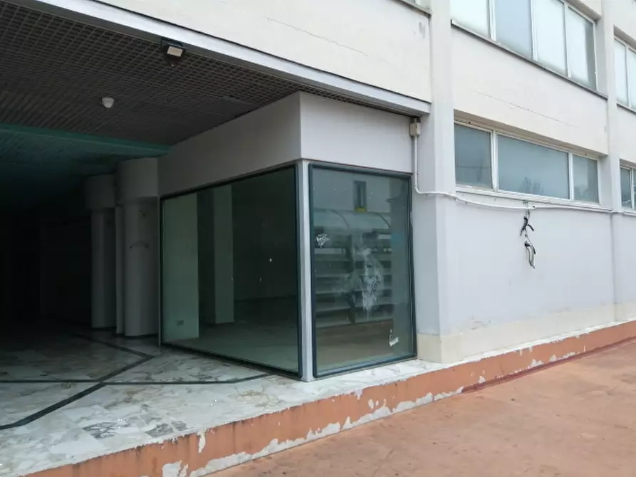 Immagine 1 di Negozio in vendita  in Galleria Nazioni Unite a Vittorio Veneto