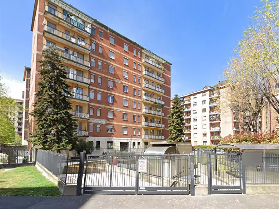 Immagine 2 di Garage in vendita  in Via del Molinazzo a Milano