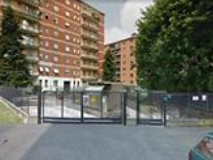 Immagine 3 di Garage in vendita  in Via del Molinazzo a Milano