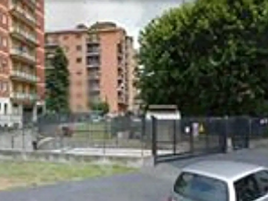 Immagine 4 di Garage in vendita  in Via del Molinazzo a Milano