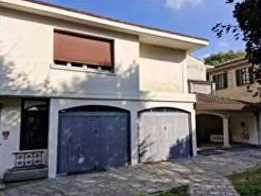 Immagine 1 di Garage in vendita  in Via Acerbi a Castano Primo