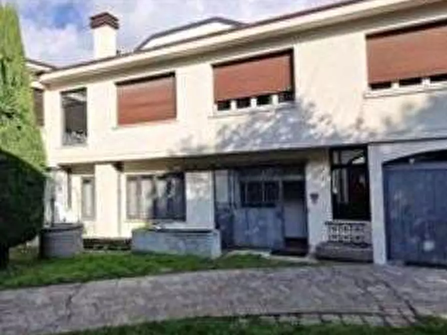 Immagine 3 di Garage in vendita  in Via Acerbi a Castano Primo