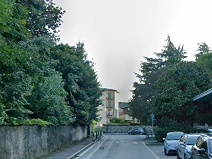 Immagine 3 di Posto auto in vendita  in Via Fiume a Erba