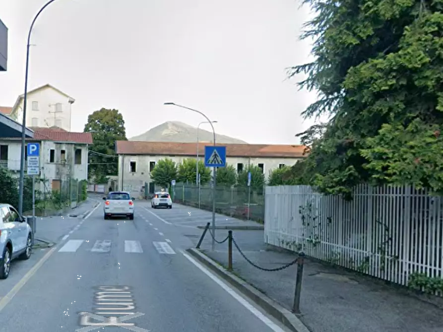 Immagine 4 di Posto auto in vendita  in Via Fiume a Erba