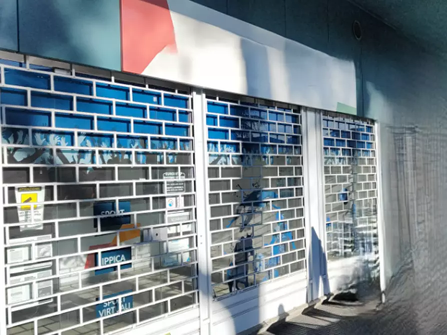 Immagine 1 di Negozio in vendita  in Via Fiume a Erba