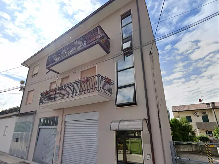 Immagine 15 di Appartamento in vendita  in Via Monte Pasubio a Montecchio Maggiore