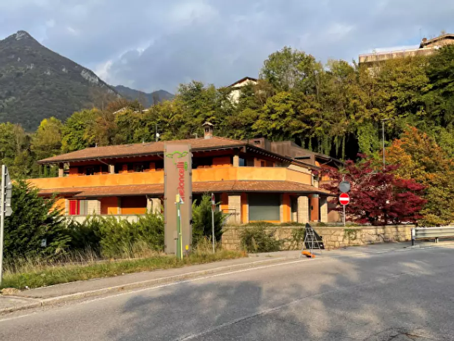 Immagine 1 di Stabile in vendita  in Viale Guglielmo Marconi a Villa D'ogna