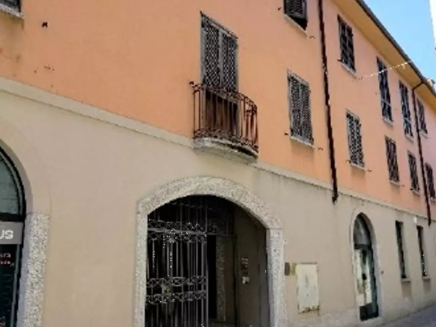 Immagine 1 di Negozio in vendita  in Via Camillo Benso Conte di Cavour a Oggiono
