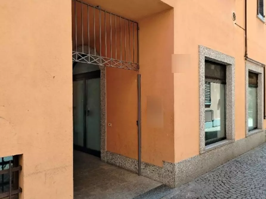 Immagine 2 di Negozio in vendita  in Via Camillo Benso Conte di Cavour a Oggiono