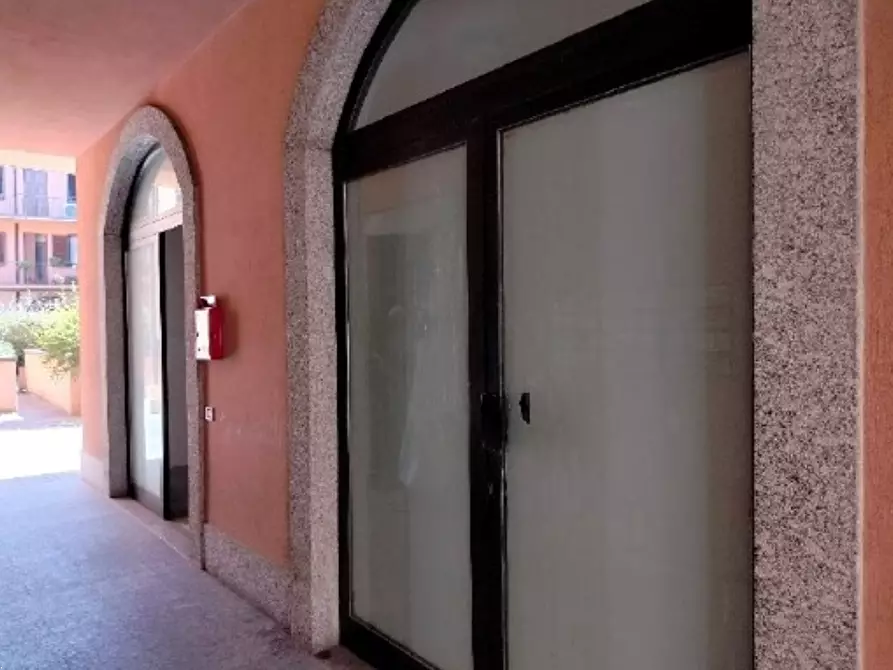 Immagine 3 di Negozio in vendita  in Via Camillo Benso Conte di Cavour a Oggiono