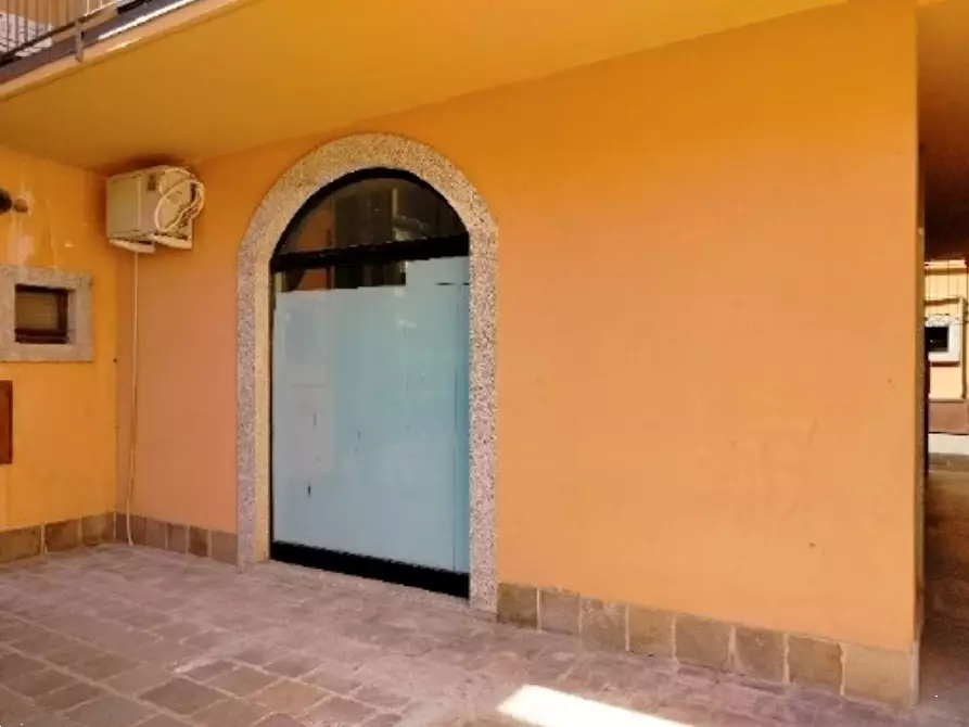 Immagine 4 di Negozio in vendita  in Via Camillo Benso Conte di Cavour a Oggiono
