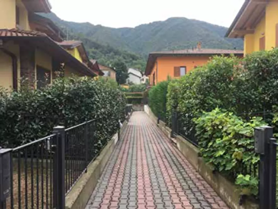 Immagine 3 di Appartamento in vendita  in Via Enio Salvi a Zogno