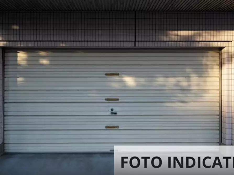 Immagine 2 di Garage in vendita  in Via degli Abeti a Milano