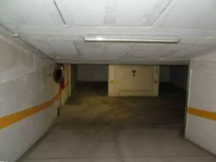 Immagine 1 di Garage in vendita  in Via Molinazzo a Milano