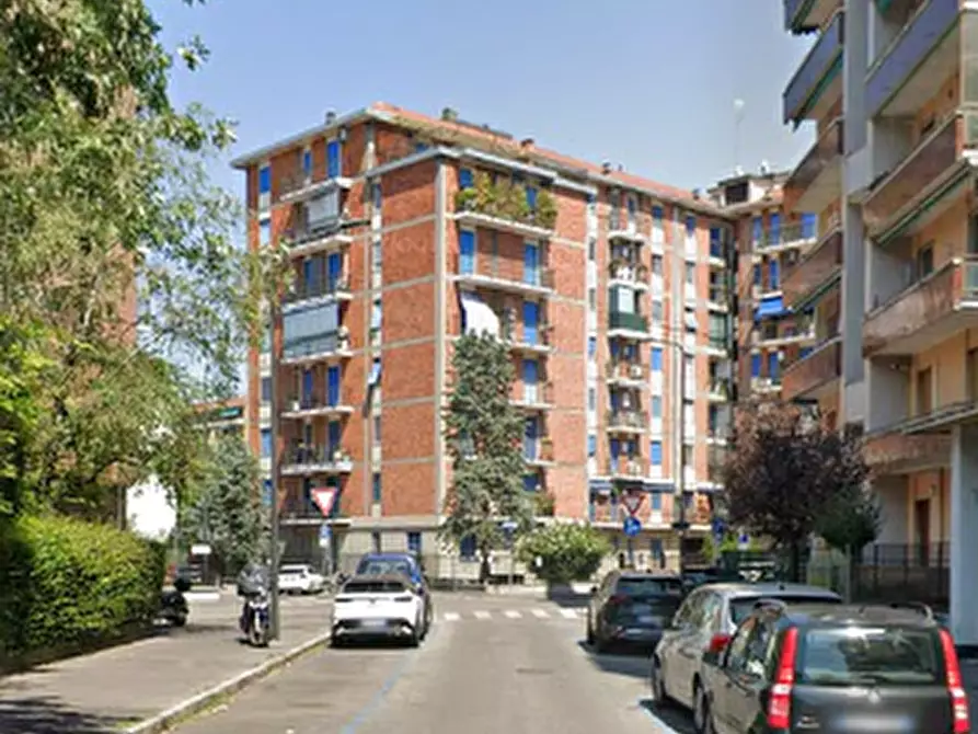 Immagine 2 di Garage in vendita  in Via Molinazzo a Milano