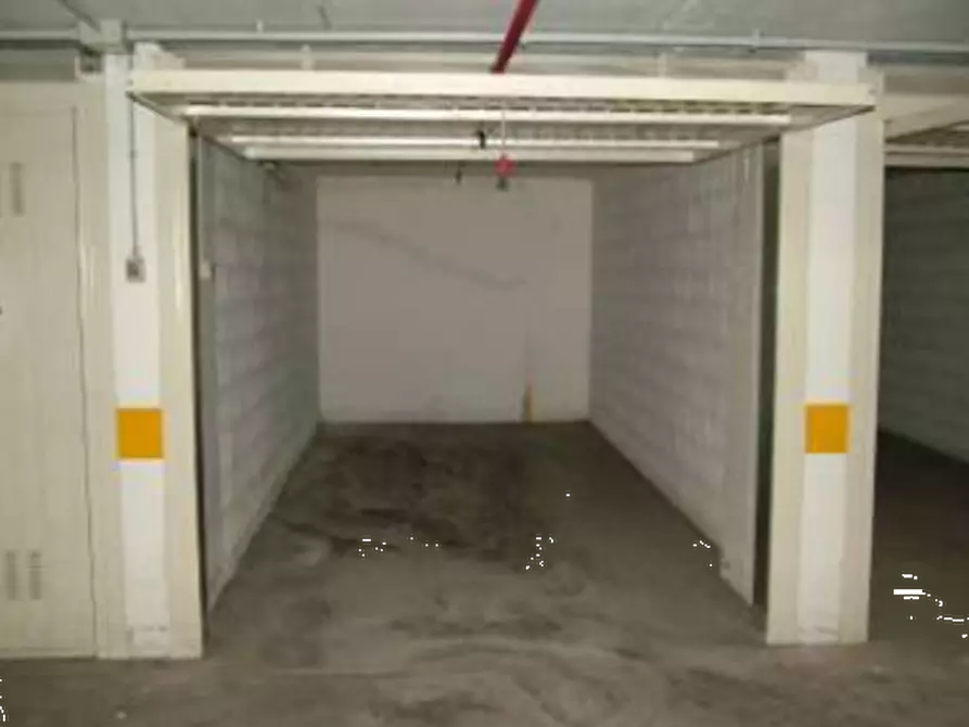 Immagine 1 di Garage in vendita  in Via Molinazzo a Milano