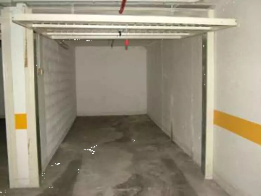 Immagine 2 di Garage in vendita  in Via Molinazzo a Milano