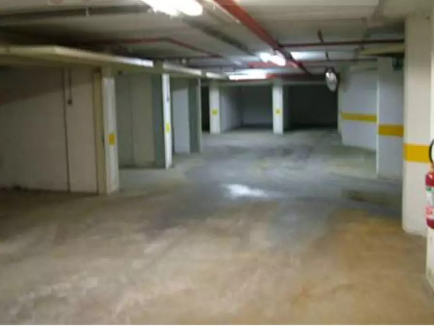 Immagine 1 di Garage in vendita  in Via Molinazzo a Milano