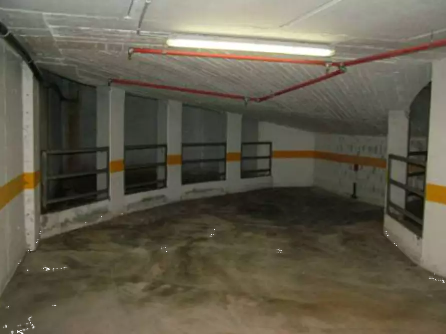 Immagine 2 di Garage in vendita  in Via Molinazzo a Milano
