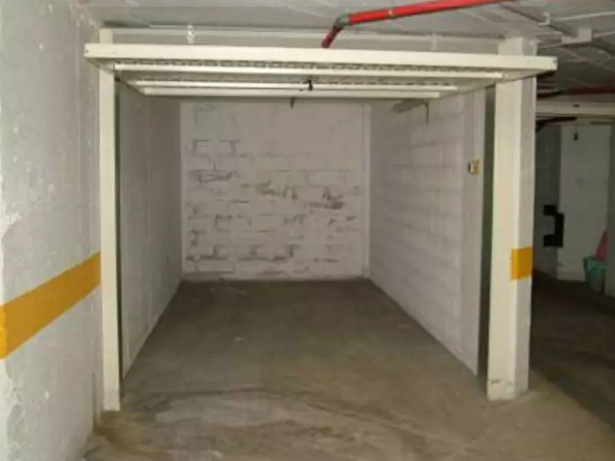 Immagine 3 di Garage in vendita  in Via Molinazzo a Milano