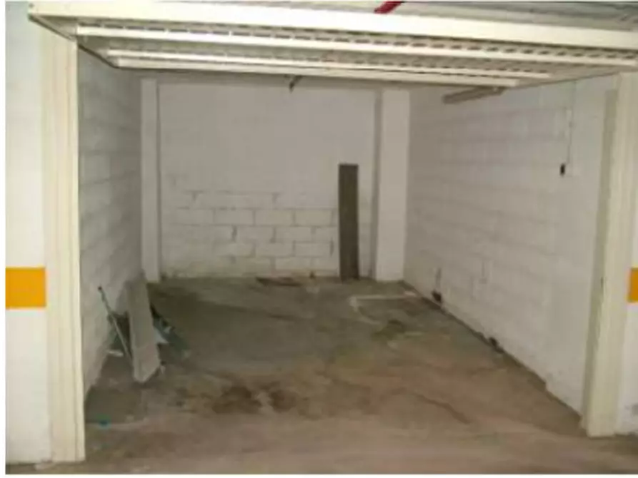 Immagine 4 di Garage in vendita  in Via Molinazzo a Milano