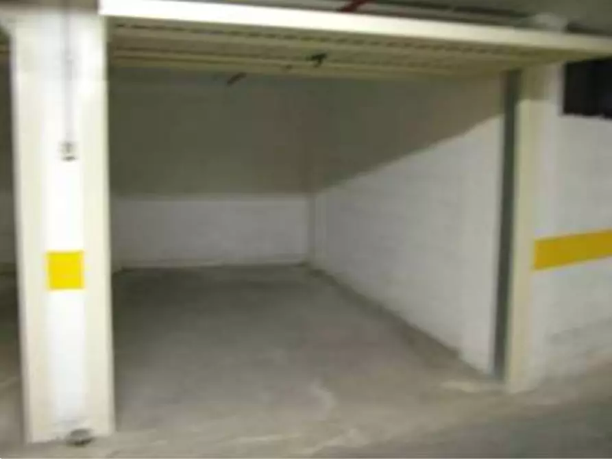 Immagine 5 di Garage in vendita  in Via Molinazzo a Milano