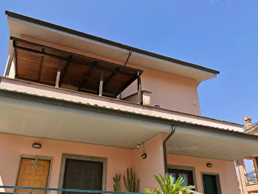 Immagine 2 di Porzione di casa in vendita  in Via Gardone Riviera a Roma