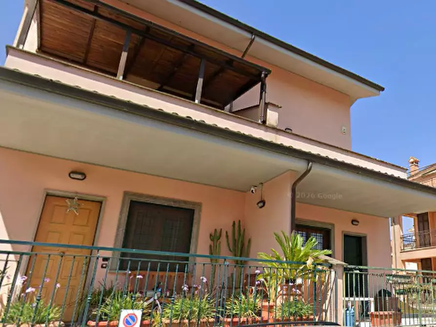 Immagine 3 di Porzione di casa in vendita  in Via Gardone Riviera a Roma