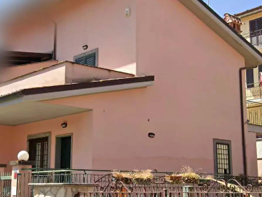 Immagine 4 di Porzione di casa in vendita  in Via Gardone Riviera a Roma