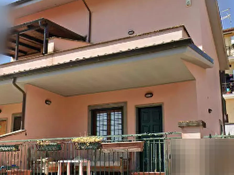 Immagine 1 di Porzione di casa in vendita  in Via Gardone Riviera a Roma