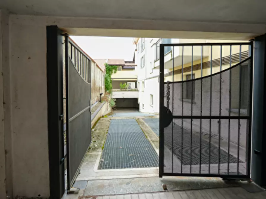 Immagine 2 di Garage in vendita  in Via Dante Alighieri a Arluno
