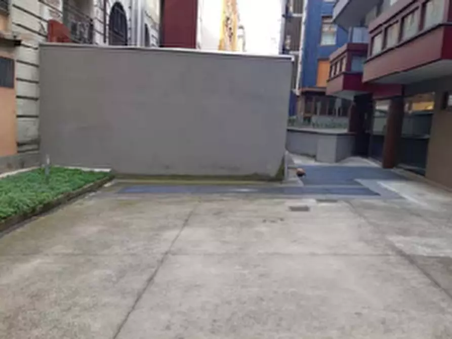 Immagine 1 di Posto auto in vendita  in Viale Emilio Caldara a Milano