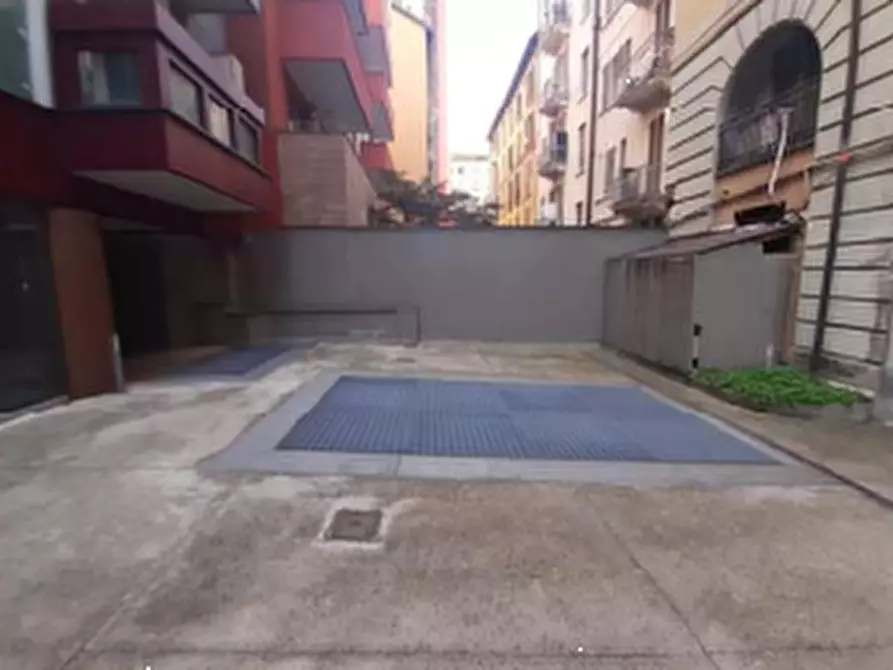 Immagine 4 di Posto auto in vendita  in Viale Emilio Caldara a Milano