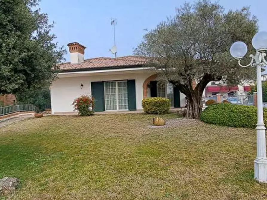 Immagine 2 di Villa in vendita  in Via Monte Cavallo a Cordenons