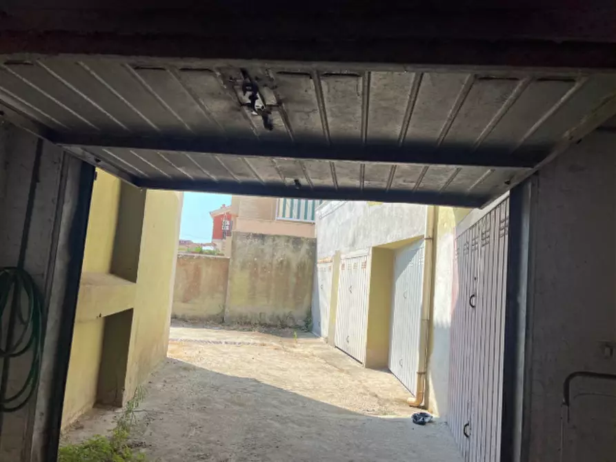 Immagine 1 di Garage in vendita  in Via Catania a Ardea