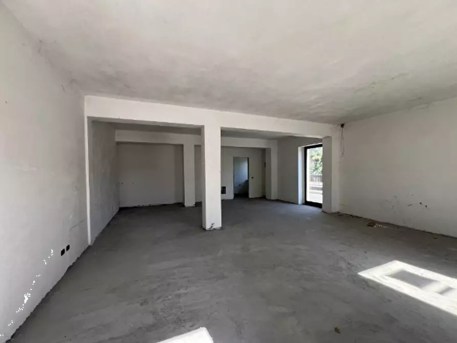 Immagine 6 di Negozio in vendita  in Via Santa Margherita a Brivio