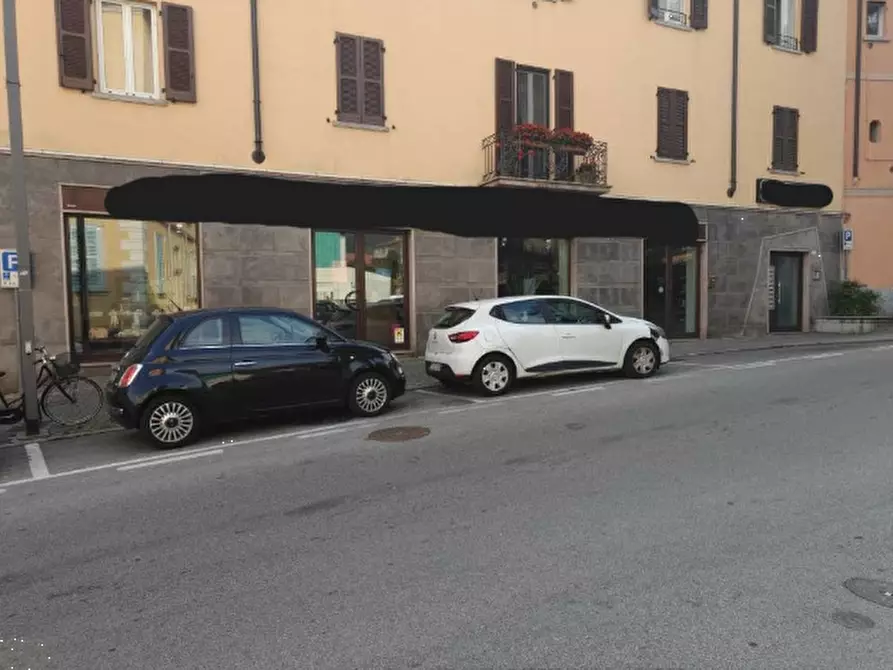 Immagine 1 di Negozio in vendita  in Via Roma a Valmadrera