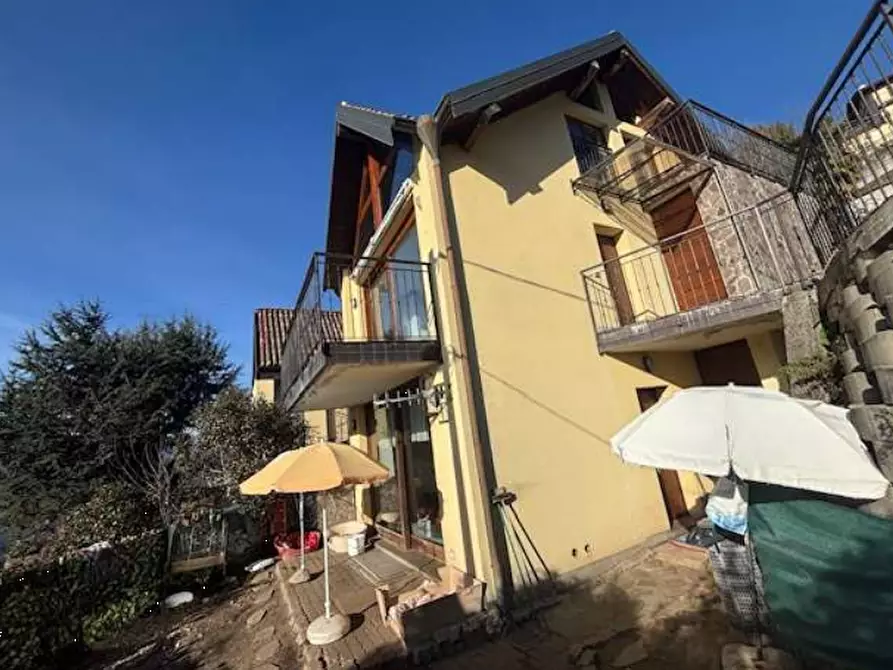Immagine 1 di Appartamento in vendita  in Via Solera a Maccagno Con Pino E Veddasca