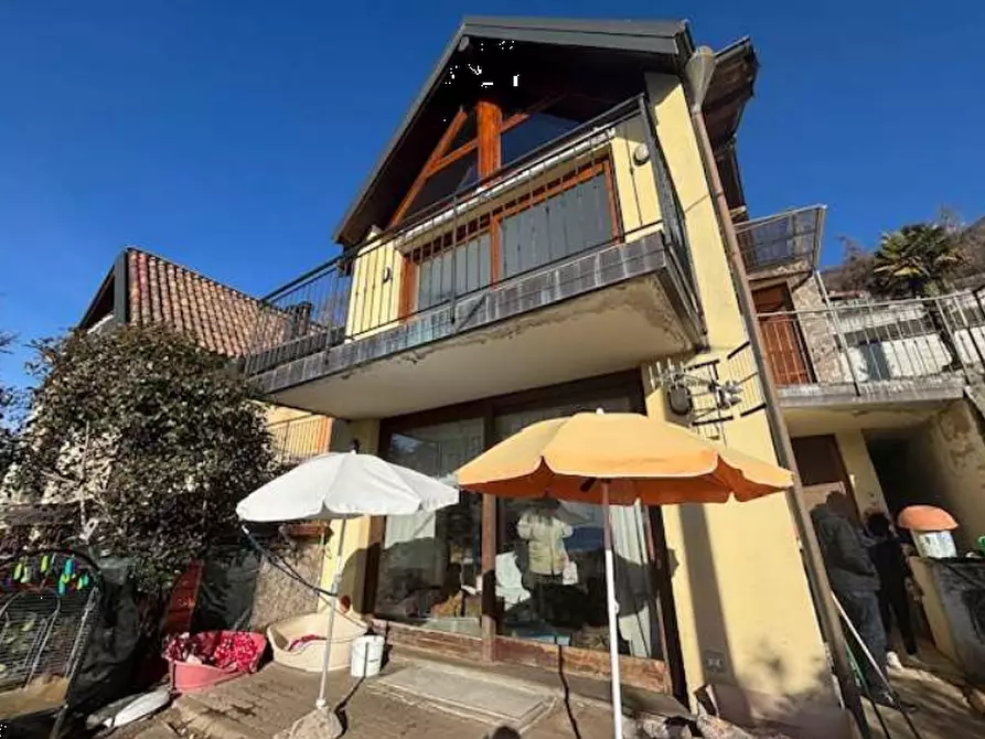 Immagine 2 di Appartamento in vendita  in Via Solera a Maccagno Con Pino E Veddasca