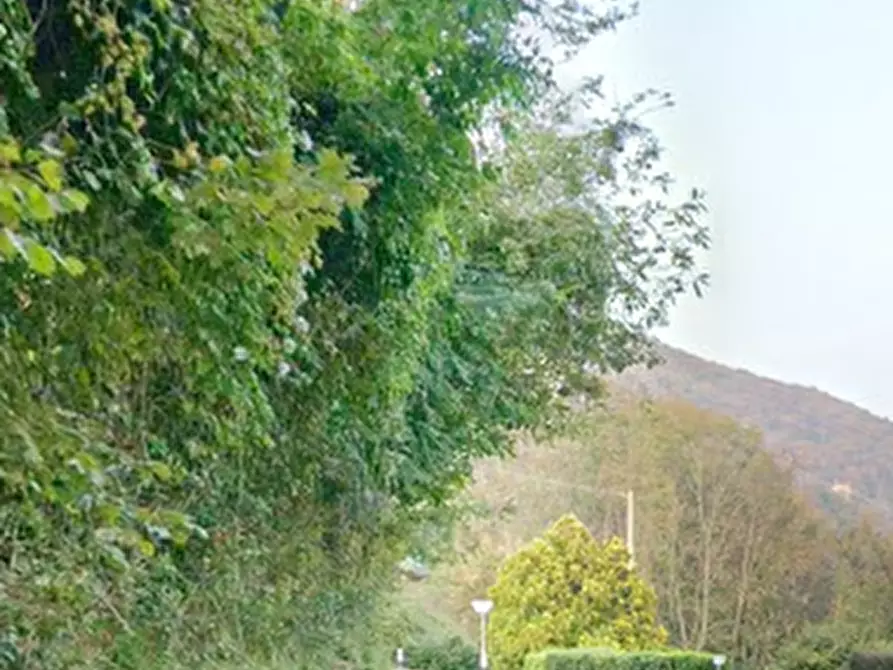Immagine 5 di Appartamento in vendita  in Via Solera a Maccagno Con Pino E Veddasca