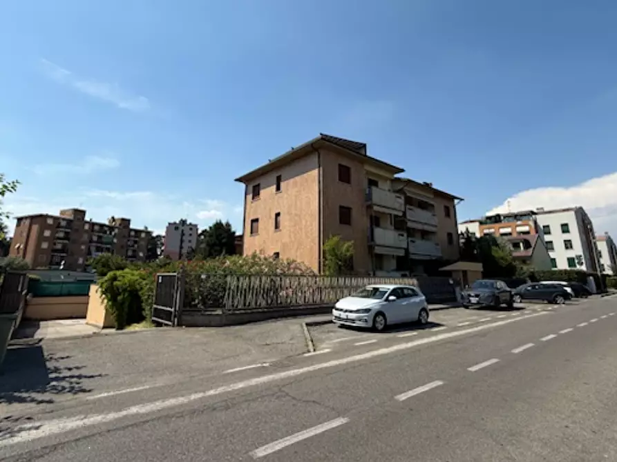 Immagine 1 di Garage in vendita  in Via Donatori di Sangue a Villasanta