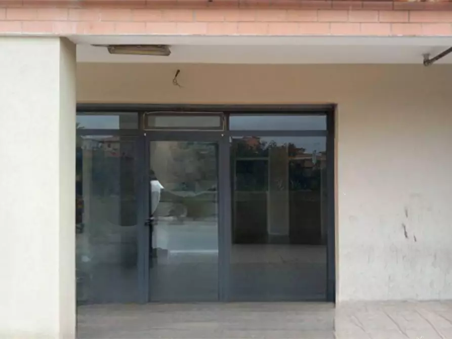 Immagine 2 di Negozio in vendita  in Via Giuseppe Giunchi a Roma