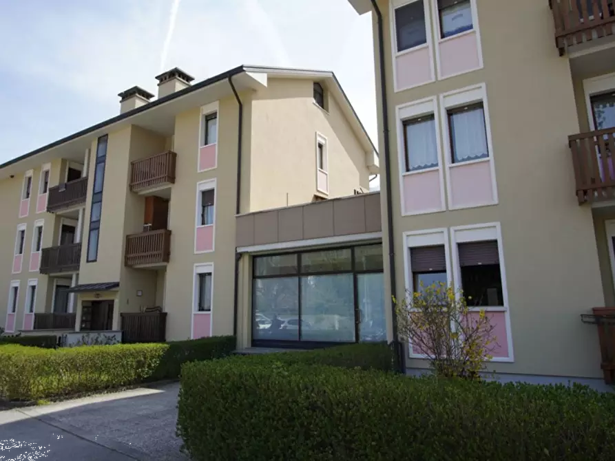 Immagine 3 di Negozio in vendita  in Via Monte Grappa a Seren Del Grappa