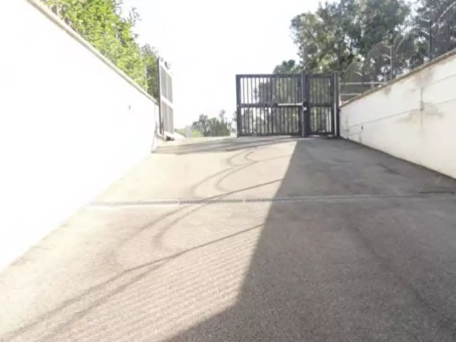 Immagine 2 di Garage in vendita  in Viale Roma a Anzio