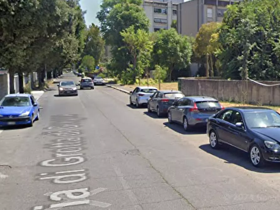 Immagine 2 di Garage in vendita  in via di Grotta di Gregna a Roma