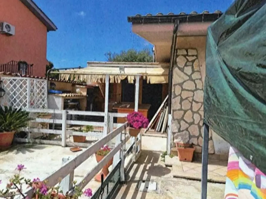 Immagine 1 di Porzione di villa in vendita  in Via Assisi a Ardea