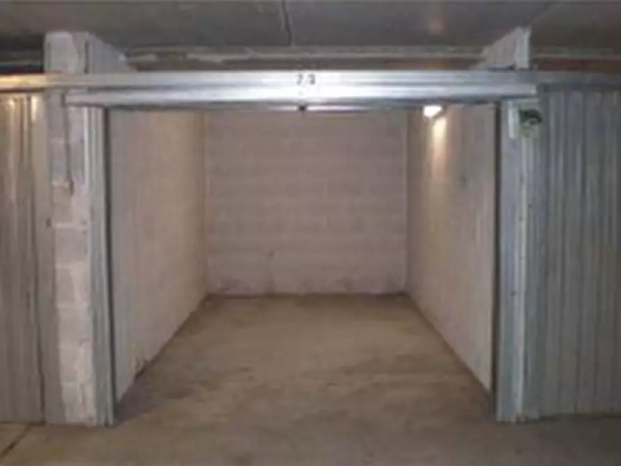 Immagine 1 di Garage in vendita  in via di Grotta di Gregna a Roma