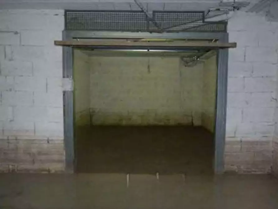 Immagine 1 di Garage in vendita  in Via della Magliana a Roma